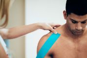 Mann erhält Tape an der Schulter Mann erhält Tape an der Schulter